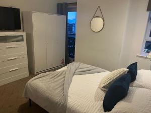 1 dormitorio con 1 cama, vestidor y TV en HU1 Hull City Centre Modern Apartment WIFI BATH H9, en Hull