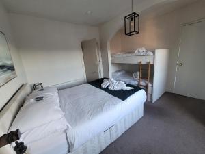 Кровать или кровати в номере Sea view Penthouse flat 6 with fast WiFi and Free PARKING