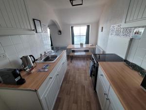Кухня или мини-кухня в Sea view Penthouse flat 6 with fast WiFi and Free PARKING
