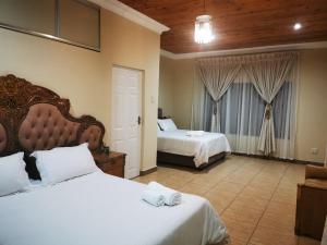 Postel nebo postele na pokoji v ubytování KwaNomzi Botique Lodge