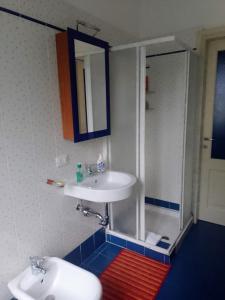 a bathroom with a sink and a shower at Il Campanile II Locazione Turistica in Pisa