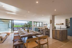 comedor y cocina con mesa y sillas en Waters Edge by Bloom Stays, en Littlestone-on-Sea
