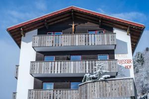 budynek z krzyżem na górze w obiekcie Panoramahotel Fliesserhof w mieście Fliess