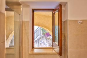 d'une salle de bains avec un miroir et une fenêtre. dans l'établissement Centro storico Sciacca - Casa Di Pisa, à Sciacca