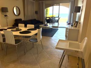 salon ze stołem i krzesłami oraz kuchnię w obiekcie Amazing Beachfront townhouse chalet Ain Sokhna LaVista 1 w mieście Ajn Suchna