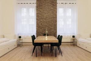 DR Apartments Boxhagener Kiez في برلين: غرفة طعام مع طاولة وكراسي وجدار من الطوب
