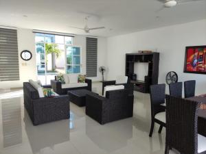 a living room with couches and a table and chairs at Condominio Villa Esperanza in Flandes