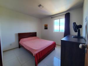 Un dormitorio pequeño con una cama y una ventana. en Residencial Rio Gurugi, en Conde