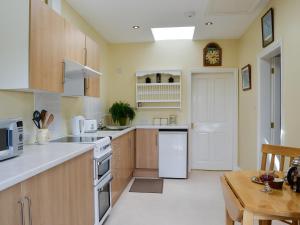 BargrennanにあるWee Cordorcan - Uk5890のキッチン(白い家電製品、木製テーブル付)