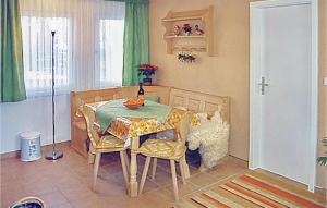 ein Esszimmer mit einem Tisch und Stühlen sowie ein Zimmer mit in der Unterkunft Ferienhaus Hauptstrasse D in Eichigt
