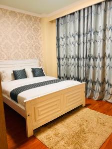 - une chambre avec un grand lit et des oreillers bleus dans l'établissement Crestpark 3br furnished apt, à Nairobi