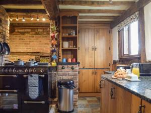 a kitchen with an oven and a stove top oven sidx sidx sidx sidx at Ysgubor Hir in Trefeglwys