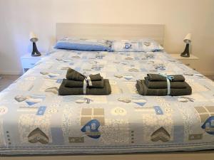Una cama con dos toallas encima. en Casa Manolo Corsico Navigli Suite Apartment Milan en Corsico