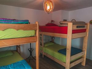 Voodi või voodid majutusasutuse Alpes Lima Kennedy Hostel toas