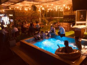 un grupo de personas sentadas en una piscina en Alpes Lima Kennedy Hostel, en Lima