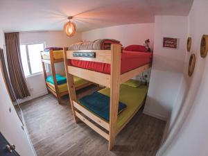 Voodi või voodid majutusasutuse Alpes Lima Kennedy Hostel toas