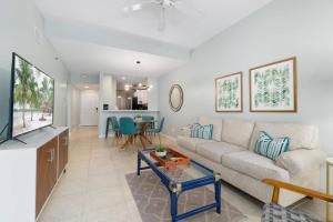 sala de estar con sofá y mesa en Collier Condo #202 en Marco Island