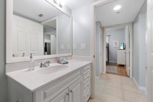 Ένα μπάνιο στο Collier Condo #202 +27 φωτογραφίες