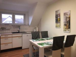 a kitchen with a table and chairs and a sink at Ferienwohnung Tillmanns in Beverungen