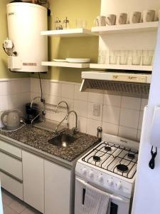Una cocina o kitchenette en Monoambiente céntrico