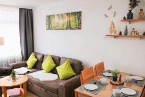 salon z brązową kanapą i stołem w obiekcie Apartment Peter - Familienurlaub mit Indoorpool w mieście Schluchsee