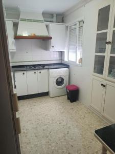 uma pequena cozinha com uma máquina de lavar roupa em PISO EN 2* LINEA DE PLAYA em Barbate