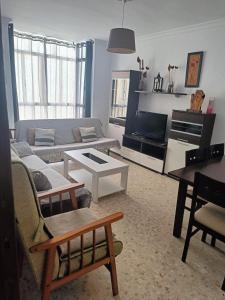 - un salon avec un canapé et une table dans l'établissement PISO EN 2* LINEA DE PLAYA, à Barbate