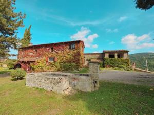 an old brick building with ivy growing on it at la Terrazza with pool 1st June to 30th August in Talla