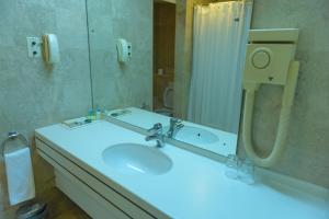 Ένα μπάνιο στο Al Qurum Resort