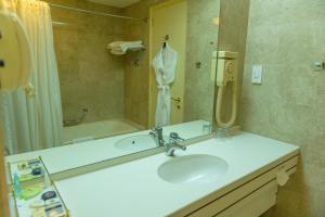 Ένα μπάνιο στο Al Qurum Resort