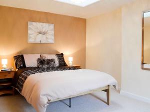 - une chambre avec un grand lit et deux lampes dans l'établissement Creel Cottage, à Auchmithie