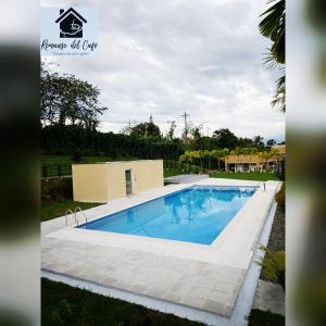 - une piscine dans la cour d'une maison dans l'établissement Remanso del café, à La Tebaida