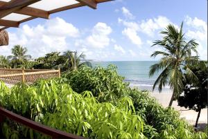 uma vista para a praia a partir da varanda de um resort em Pousada Manga Rosa Beira Mar em Natal