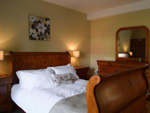 En eller flere senge i et værelse på Briar Cottage