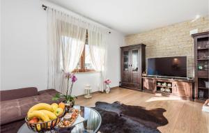 una sala de estar con un bol de fruta en una mesa en Gorgeous Apartment In Drazice With Kitchen, en Dražice