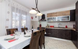 cocina y comedor con mesa y sillas en Gorgeous Apartment In Drazice With Kitchen, en Dražice
