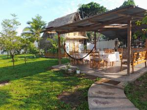 - un pavillon avec une table et des chaises dans la cour dans l'établissement Casa de Campo "Villa Maria", à Sauce