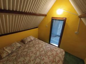 a small bedroom with a bed and a window at Cabana King BioReserva Park in Tianguá