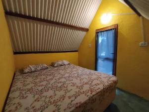 1 dormitorio con cama y ventana en Cabana King BioReserva Park en Tianguá