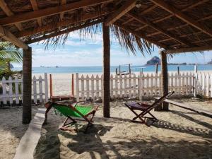 2 sillas de playa sentadas en la arena de la playa en Casa a pie de playa isla de la piedra, en Mazatlán