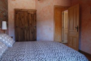 una camera con letto e porta aperta di la barrera a Soto y Amío