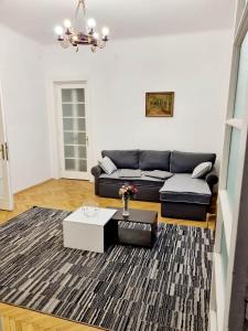 sala de estar con sofá y mesa en Cozy apartment near city center, en Bucarest