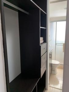 baño con armario negro y aseo en Muse Manizales, en Manizales