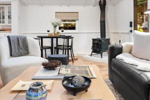 sala de estar con sofá y estufa de leña en The Black Nest - Hot Tub Romantic Getaway, en Guerneville