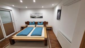 1 dormitorio con 1 cama con sábanas azules en Penthouse-Feeling MaBeA en Innsbruck