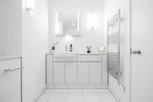 Koupelna v ubytování Luxury Central Mayfair Townhouse with A/C 3BR 3BA + 34 fotografií