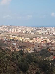 uitzicht op een stad vanaf de top van een heuvel bij Restaurante Cafe El Balcon 