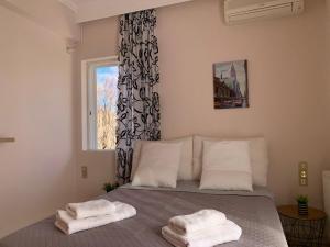 Un pat sau paturi într-o cameră la VillAri Lefkas Suites