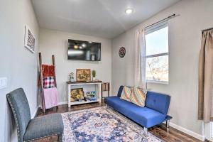 - un salon avec un canapé bleu et une fenêtre dans l'établissement Peaceful Atascosa Home with Balcony and Deck!, à Lytle