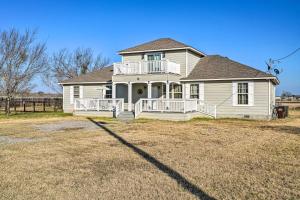 une grande maison blanche avec une grande cour dans l'établissement Peaceful Atascosa Home with Balcony and Deck!, à Lytle